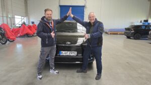 High Five! Heiko Scheib und Dr. Christian Wolff vor dem neuen E-Fahrzeug.