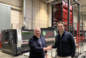 Dr. Christian Wolff und Tim Lukas Lehner (ottim GmbH) schütteln sich die Hände bezüglich der Firmenübernahme durch die Geyer Umformtechnik GmbH.