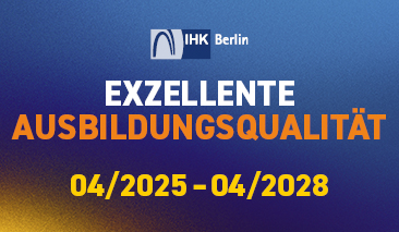 Grafik mit dem Logo der IHK Berlin und der Aufschrift „Exzellente Ausbildungsqualität“. Darunter steht der Zeitraum „04/2025 – 04/2028“ auf einem Farbverlauf-Hintergrund in Blau, Violett und Gelb.