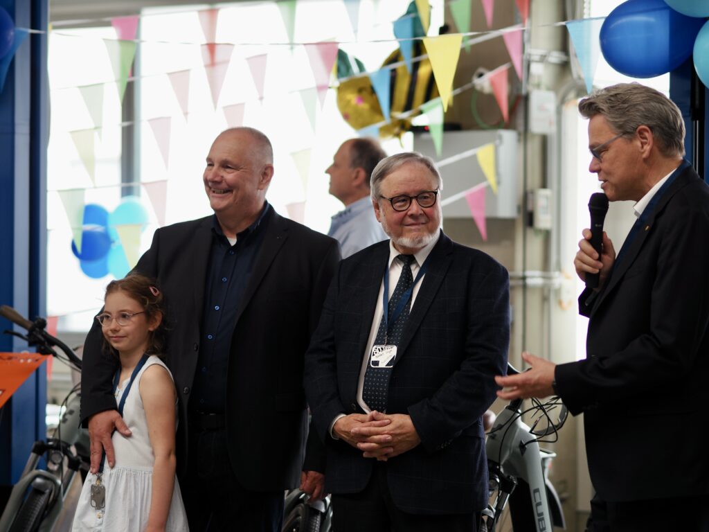 Der Bezirksbürgermeister gratuliert. (v.l.) Elli Wolff, Dr. Wolff, Marcel Mladenow, Norbert Geyer, Bezirksbürgermeister Jörn Oltmann.