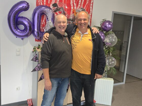 Dr. Christian Wolff und Marcel Mladenow umarmen sich zur Gratulation