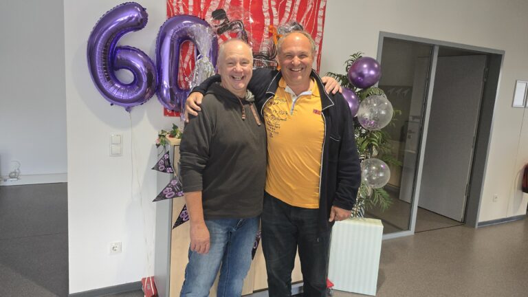 Dr. Christian Wolff und Marcel Mladenow umarmen sich zur Gratulation