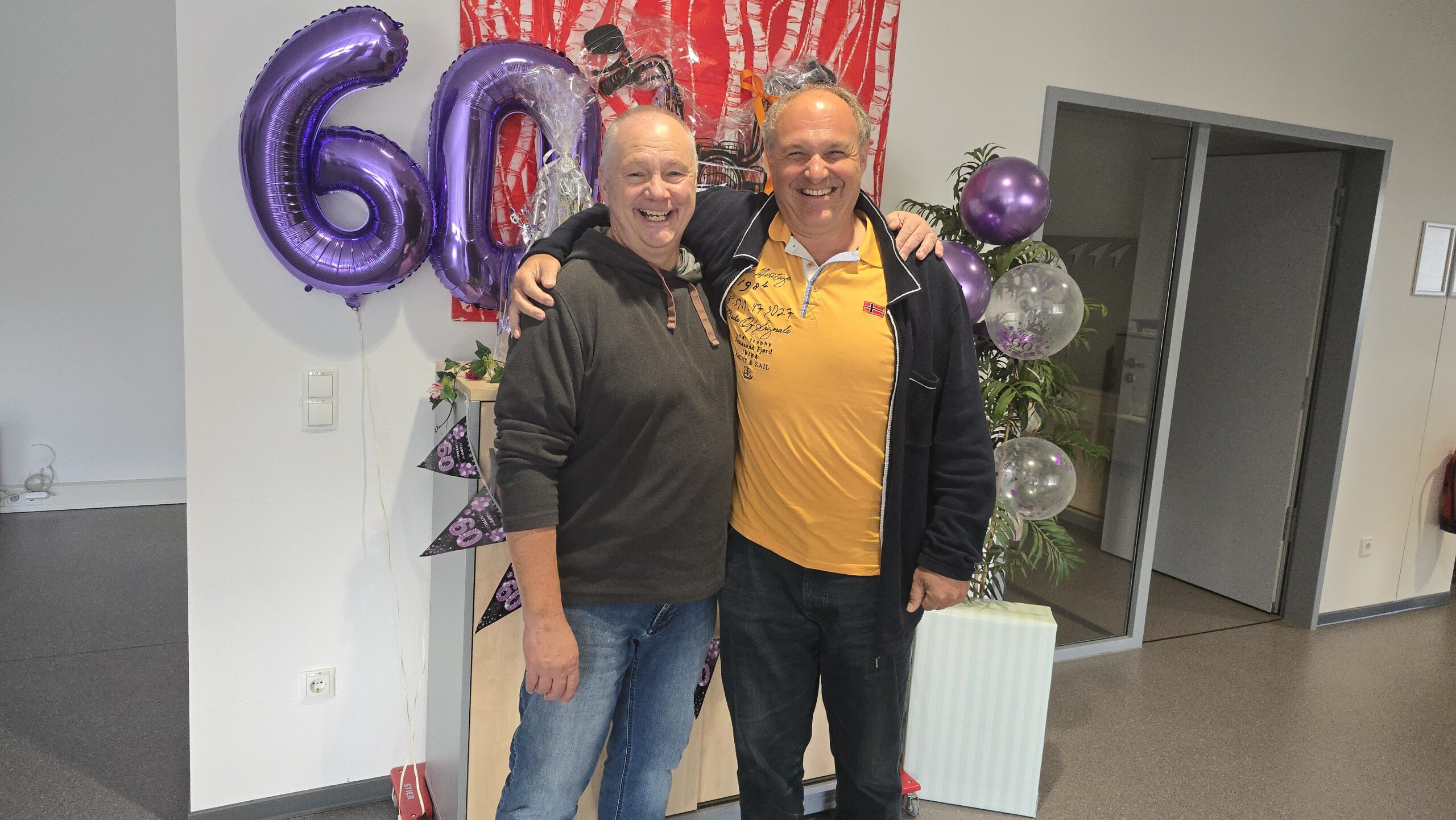 Dr. Christian Wolff und Marcel Mladenow umarmen sich zur Gratulation