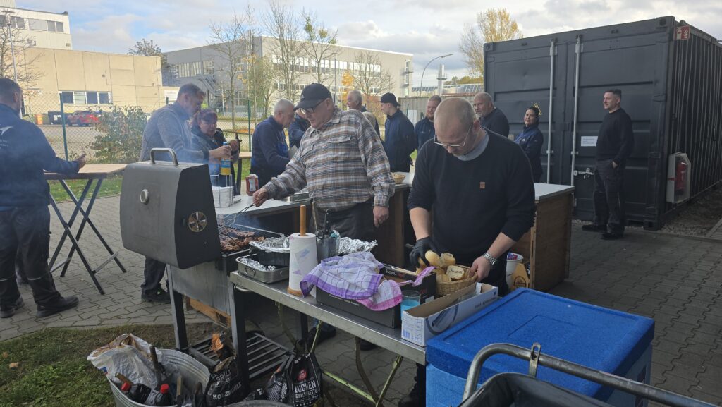 Der Grill brennt, die Mitarbeiter können sich stärken.