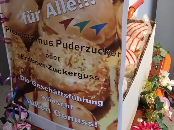 ein festlich geschmückter kleiner Wagen voller Pfannkuchen