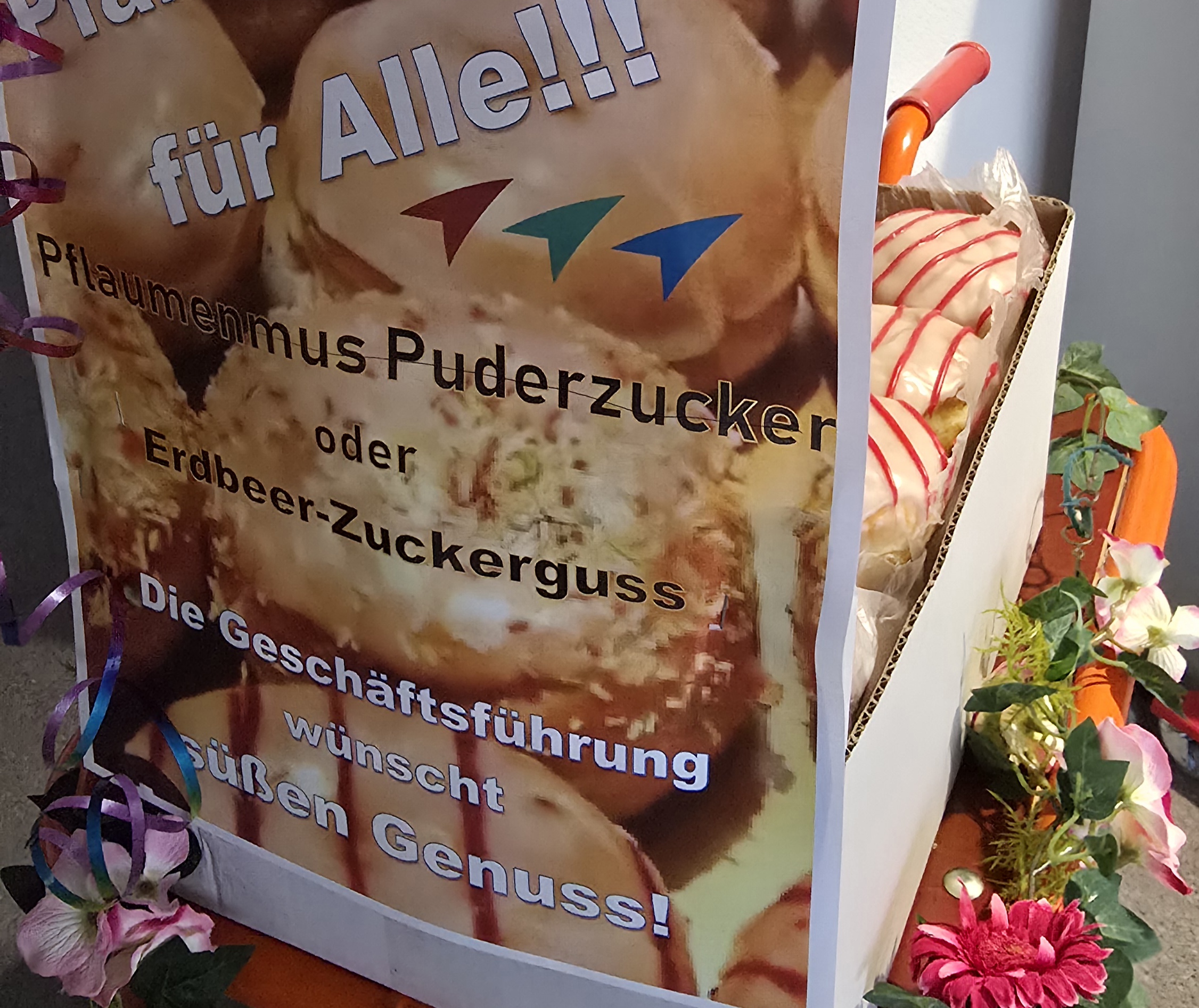 ein festlich geschmückter kleiner Wagen voller Pfannkuchen