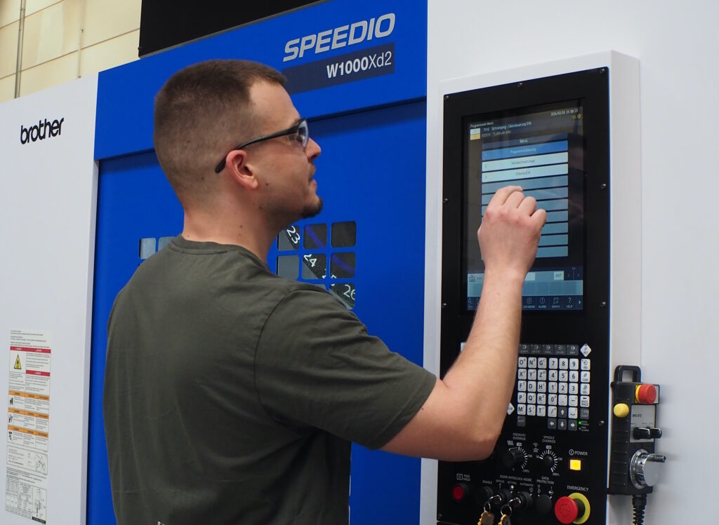 Mitarbeiter bedient die Brother Anlage