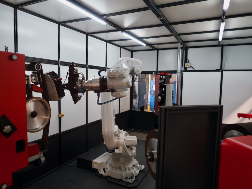 Automatisierte Schleifanlage mit 8-Achs-Roboter Großaufnahme