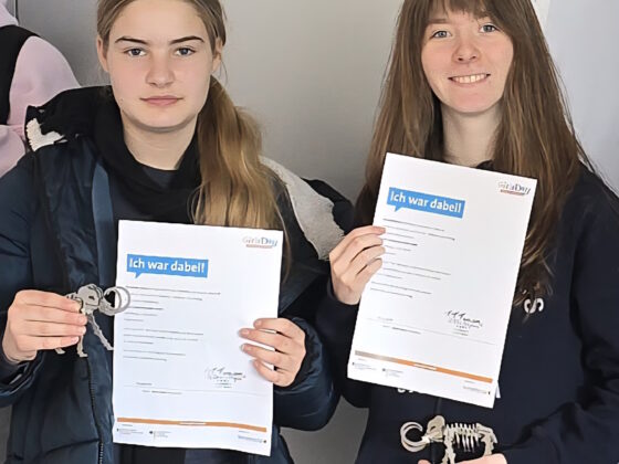 zwei Teilnehmerinnen mit Ihrer Urkunde und dem fertigen Mammut