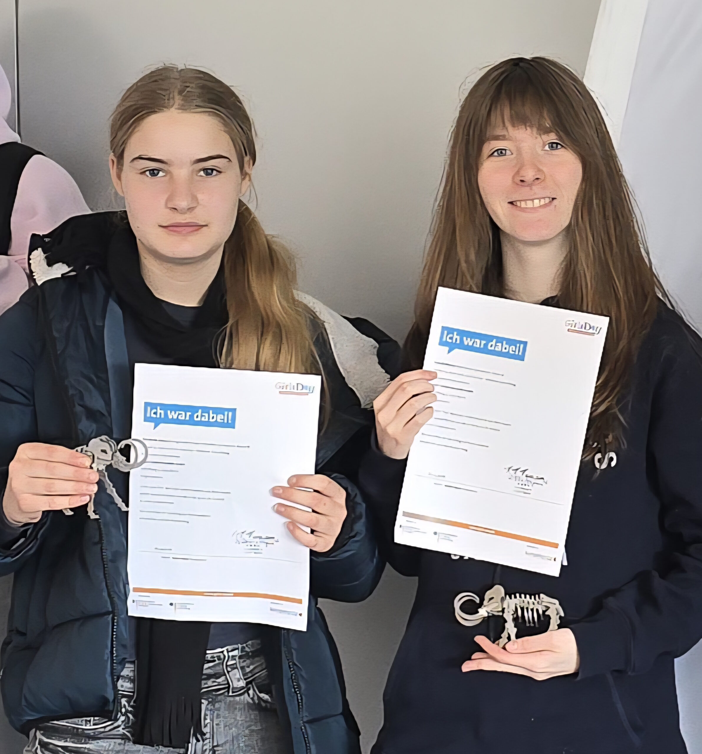 zwei Teilnehmerinnen mit Ihrer Urkunde und dem fertigen Mammut