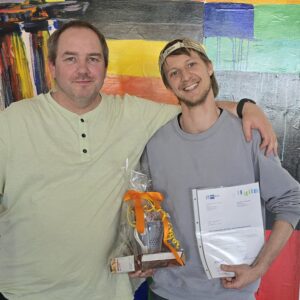 Dylan Wittenzellner mit Geschenk zur bestandenen Prüfung als Konstruktionsmechaniker (r)