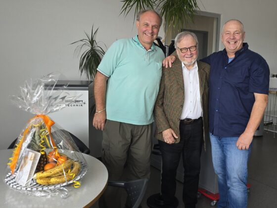 Die Geschäftsführung gratuliert Herrn Geyer zum 80.